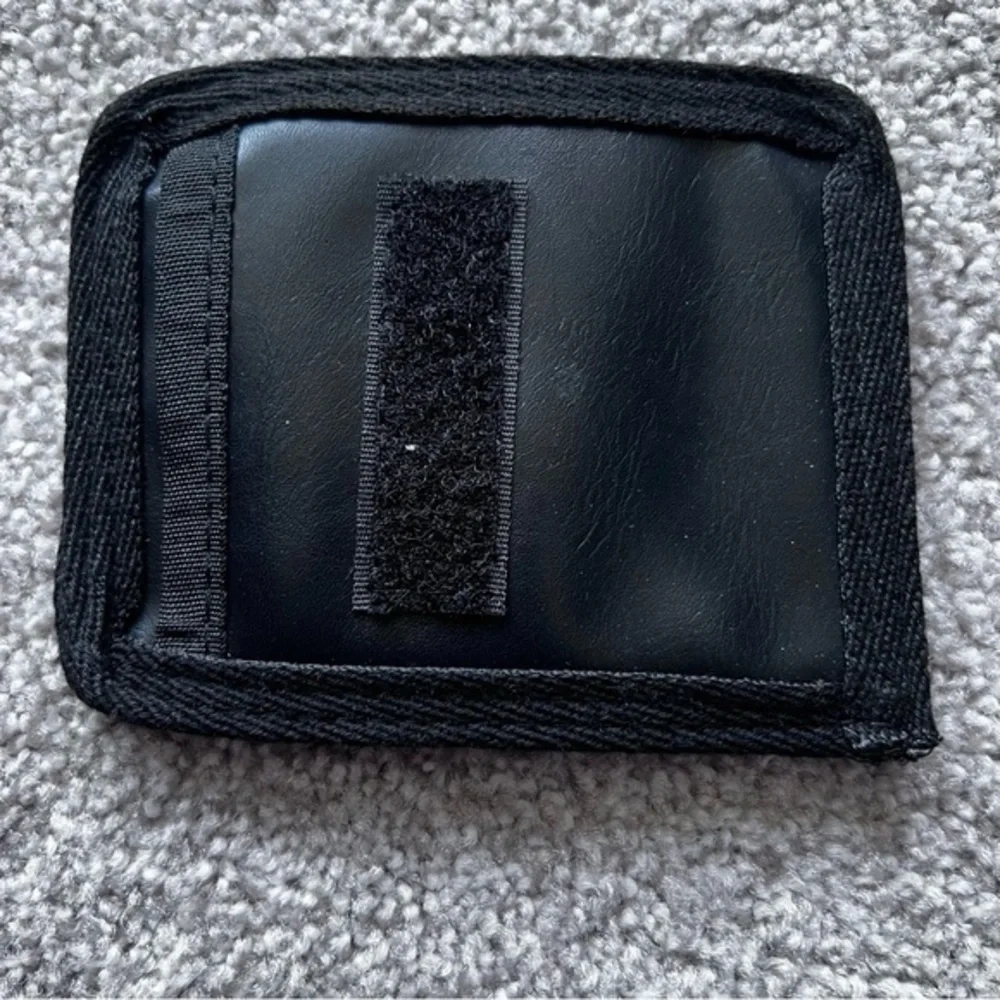 💚 NWOT black card holder with detachable strap